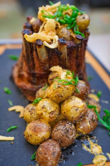 The ribs and potatoes assembled and plated.