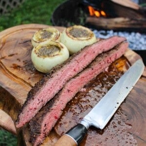 The grilled steak with cheese stuffed onions sliced and served.