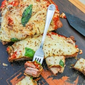 Milanesa Napolitana sliced and ready to devour.