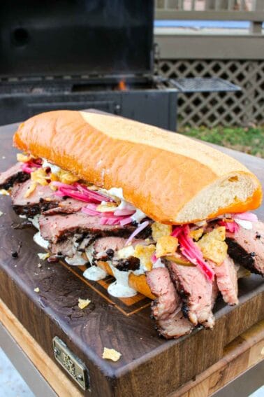 The picanha steak sandwich is assembled and ready to eat!