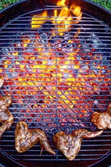 an overhead shot of the wings placed in a circle on the outside of the grill
