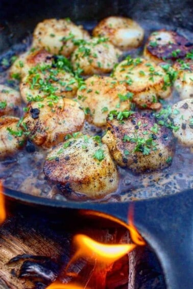 beer glazed scallops on the skillet