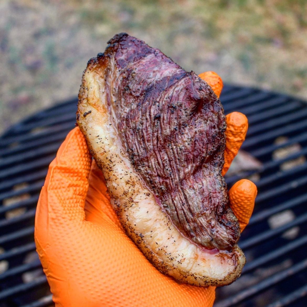 sliced picanha in hand